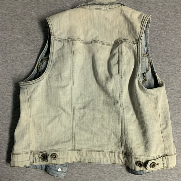 Cute jean vest size 7 - Picture 2 of 2